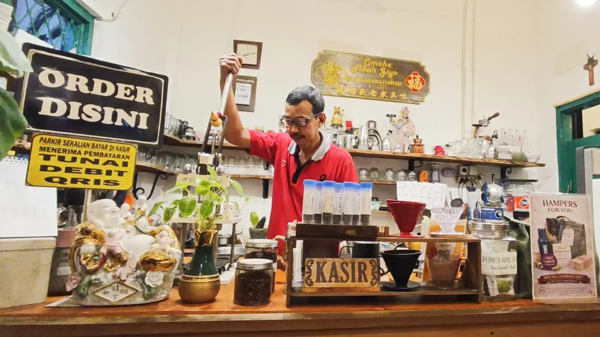 Suasana di Omahe Mbah Giyo yang memanfaatkan suasana rumah menjadi sebuah kafe di Gubeng Kertajaya, Surabaya. (ANDY SATRIA/RADAR SURABAYA)