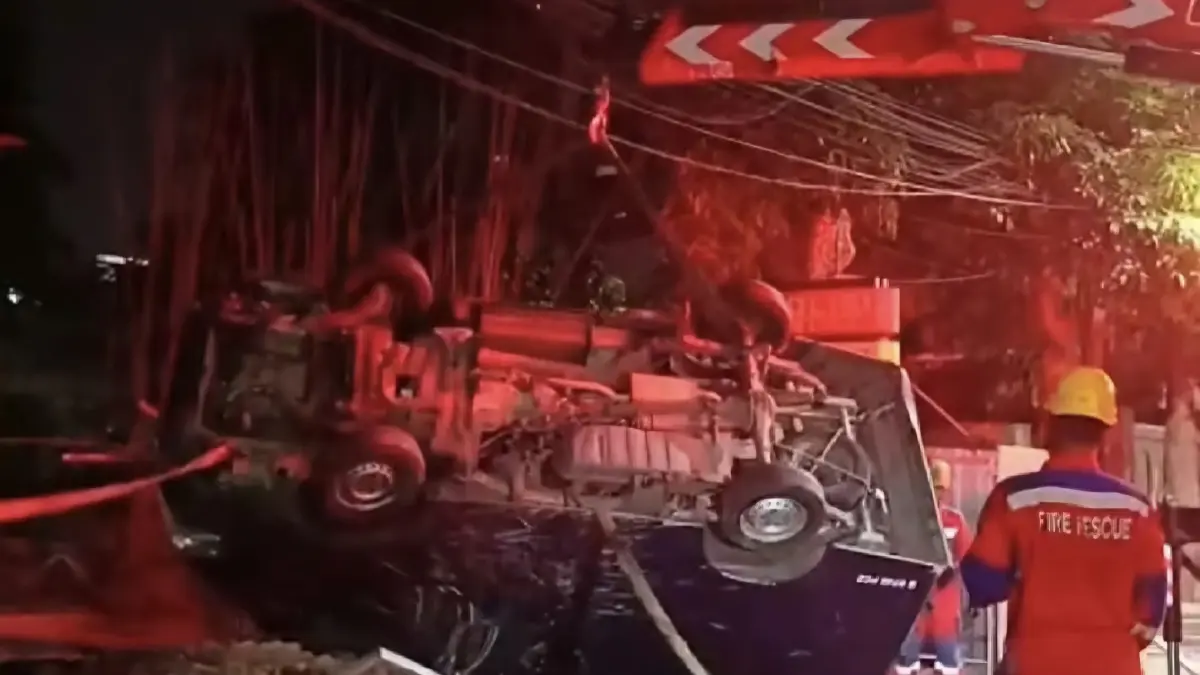TERGULING: Kondisi mobil boks terguling usai menabrak tiang PJU di FR Jalan Ahmad Yani, Surabaya. (IST/RADAR SURABAYA)