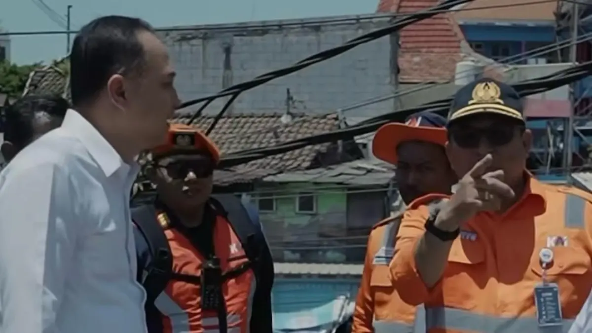 Wali Kota Surabaya Eri Cahyadi bersama Executive Vice President (EVP) PT KAI Daerah Operasi (Daop) 8 Surabaya Daniel Johanes Hutabarat meninjau kawasan belakang Pasar Turi, Jumat (18/9). (Istimewa)