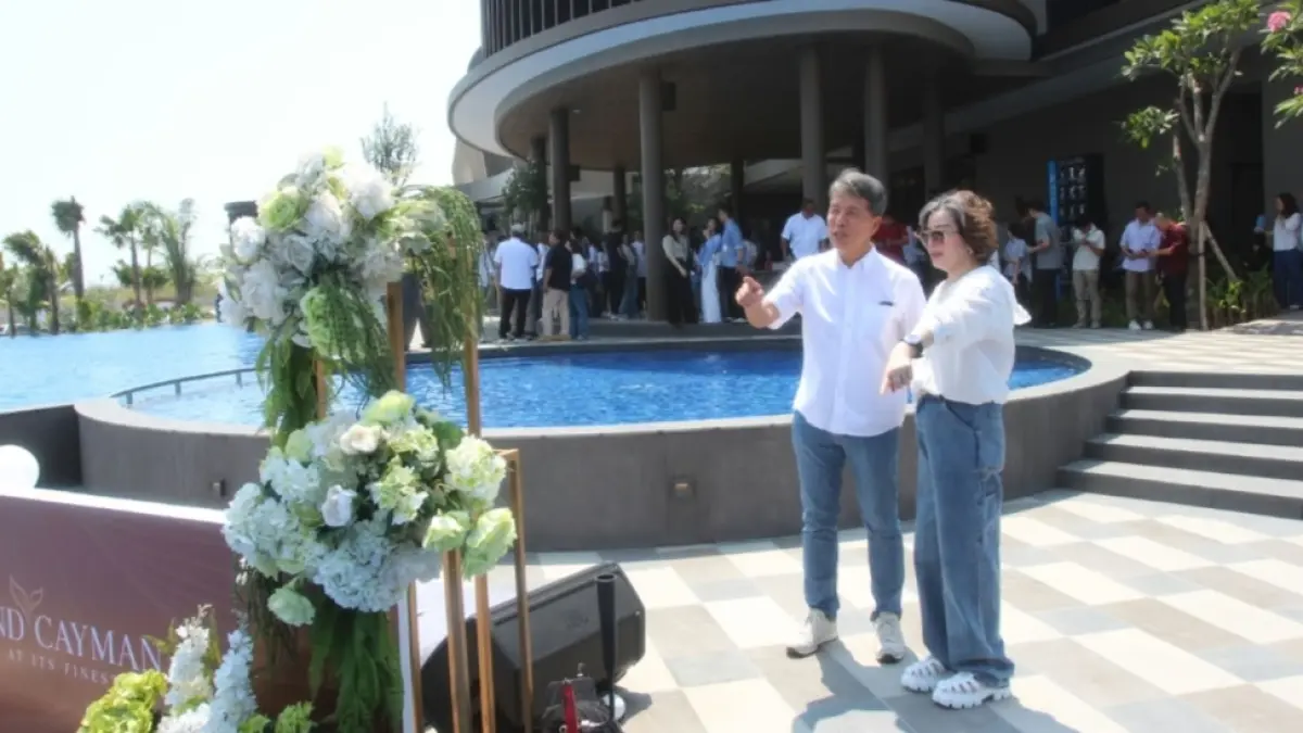 Fasilitas Clubhouse: Direktur Pakuwon Group, Minarto Basuki bersama General Manager Marketing Pakuwon Group, Liliani Harsono meninjau fasilitas Clubhouse yang baru saja dilaunching untuk mendongkrak penjualan hunian premium di cluster Grand Cayman, Pakuwon City Surabaya. (Abdullah Munir/Radar Surabaya)