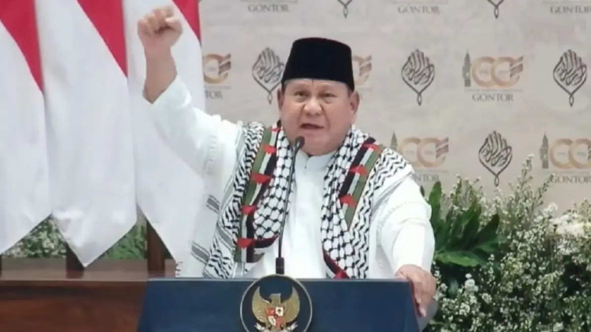 Presiden RI Prabowo Subianto meneriakkan "Free Palestine" saat mengenakan keffiyeh khas Palestina dengan aksen bendera Palestina dalam sambutannya di resepsi kesyukuran 100 Tahun Pondok Modern Darussalam Gontor di Ponorogo, Jawa Timur, Sabtu (19/9).(BPMI Sekretariat Presiden)