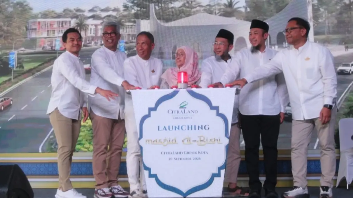 Resmikan Masjid: Dari kiri: Gideon Carakaardi, GM CitraLand Gresik Kota, Agung Krisprimandoyo, Direktur Ciputra Group, Sutoto Yakobus, Senior Direktur Ciputra Group,  Hj. Noor Sa