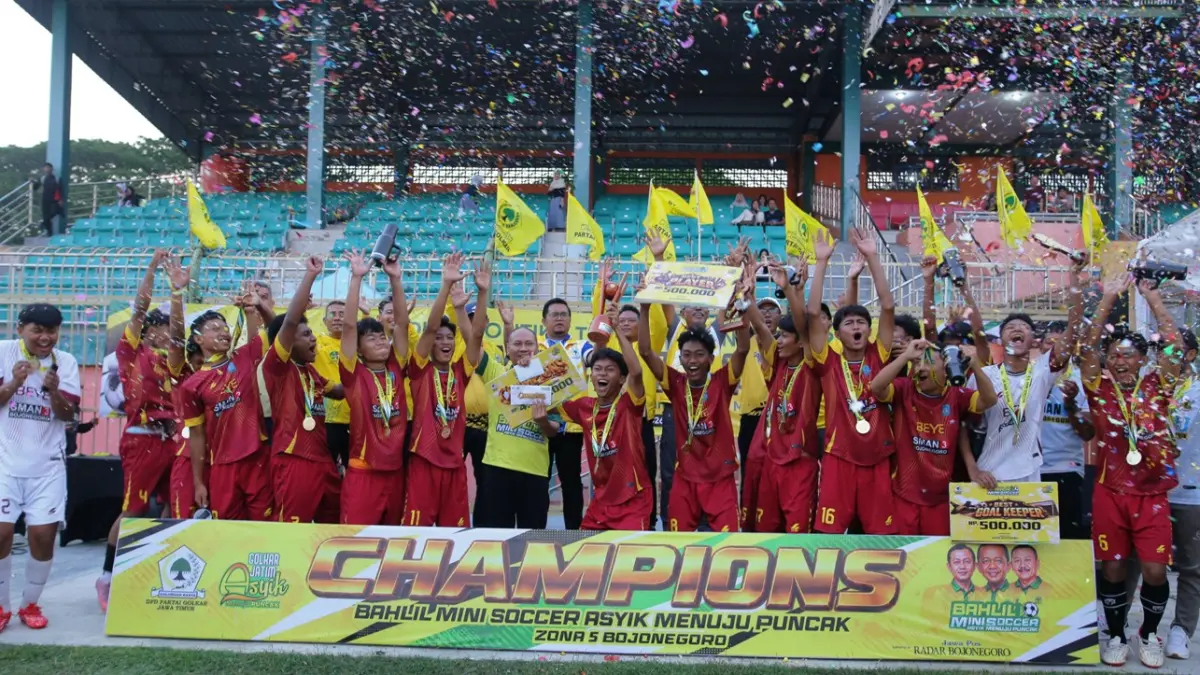 DOMINAN: Para pemain SMAN 3 Bojonegoro merayakan keberhasilan meriah juara pertama Turnamen Bahlil Mini Soccer Zona Bojonegoro di Stadion Letjend Soedirman (SLS), 15 September lalu. Mereka menumbangkan MAN 1 Bojonegoro di laga pemungkas dengan skor 4-0. (Andika Feriawan/Radar Bojonegoro)