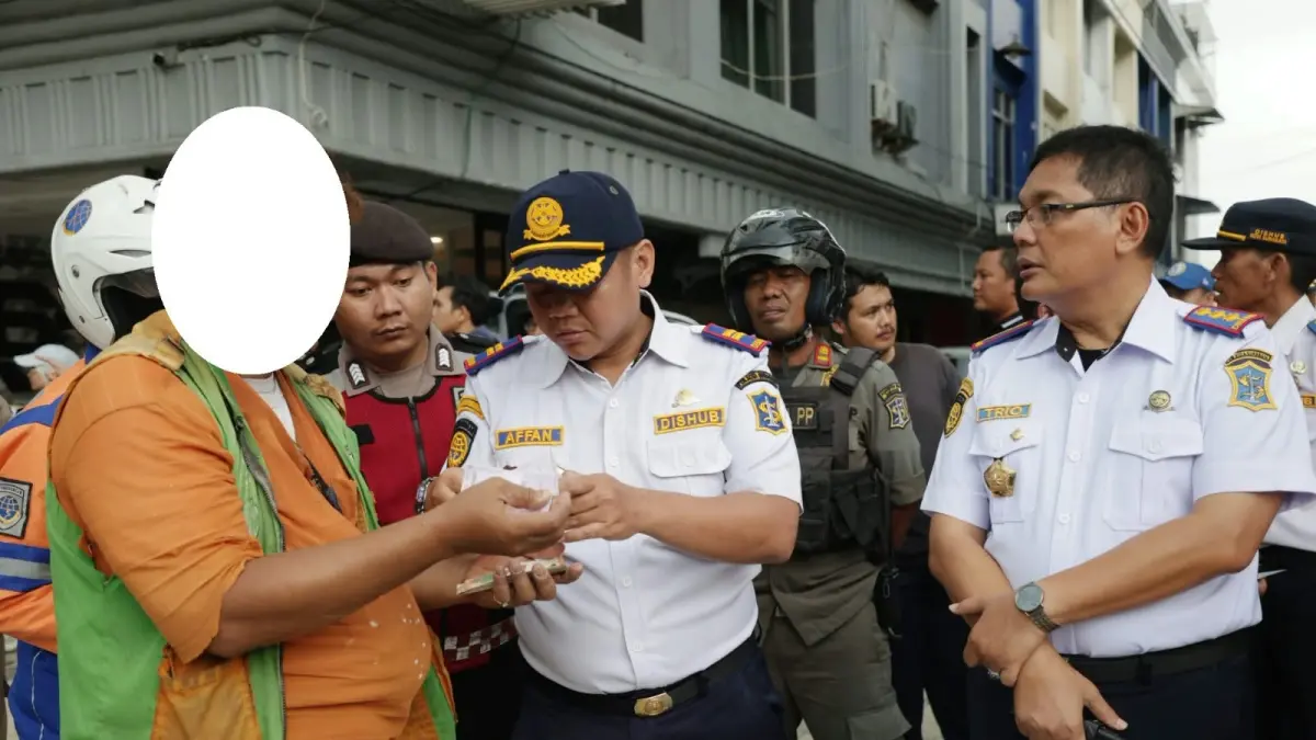 Oknum jukir diamankan di Jalan Dharmahusada Surabaya. Selain KTA-nya mati, juga diduga terpapar narkoba. (IST)