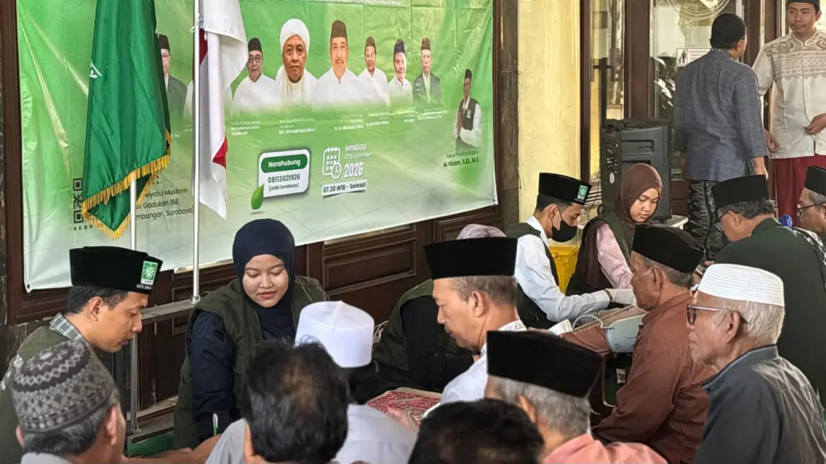 PEDULI KESEHATAN: Warga Krembangan mengikuti layanan pemeriksaan dan pengobatan gratis dalam program Santri Sehat LKNU Surabaya di Masjid Taqwiyatul Muslimin.(IST/RADAR SURABAYA)