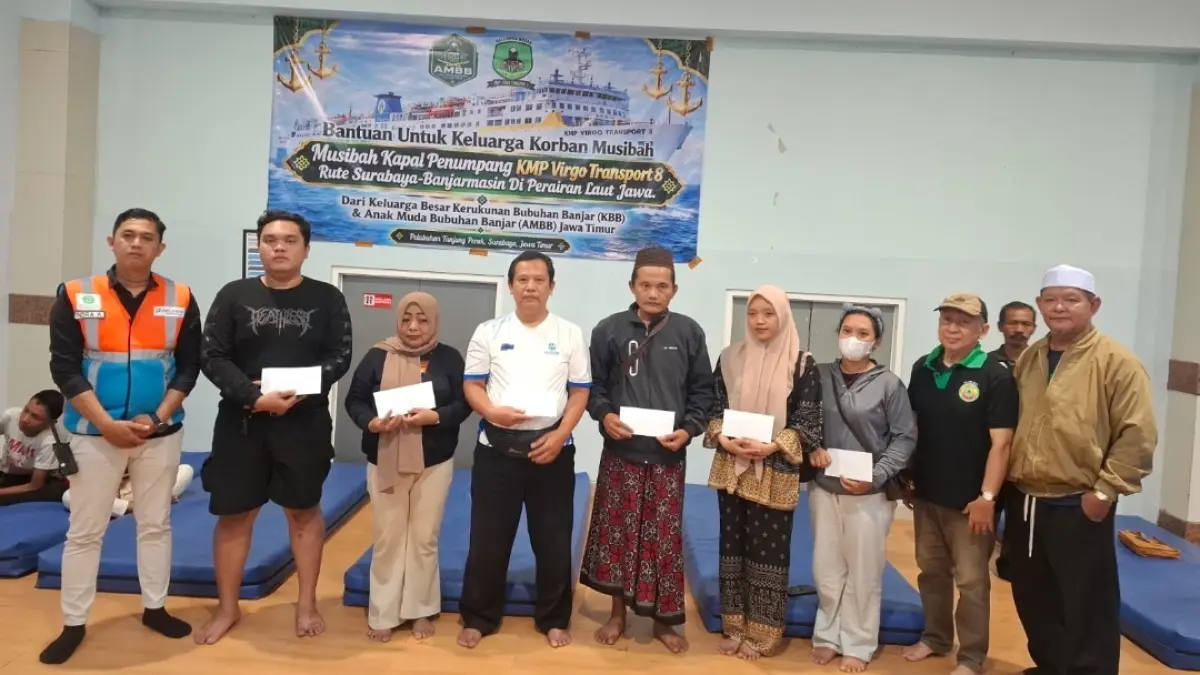 Pemberian santunan untuk keluarga korban km virgo dari KBB Jatim. (Dimas Mahendra)