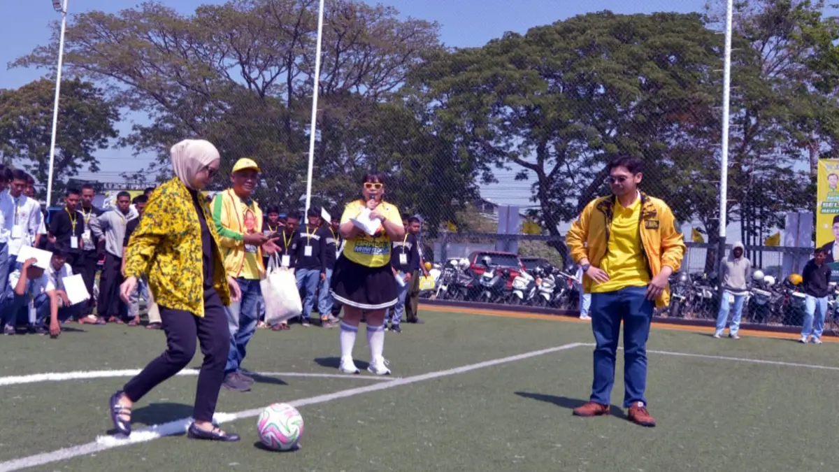 KICK OFF: Anggota DPR RI Adela Kanasya Adies melakukan tendangan pertama sabagai penanda dimulainya turnamen Bahlil Mini Soccer Zona 7 Surabaya. (ANDY SATRIA/RADAR SURABAYA)