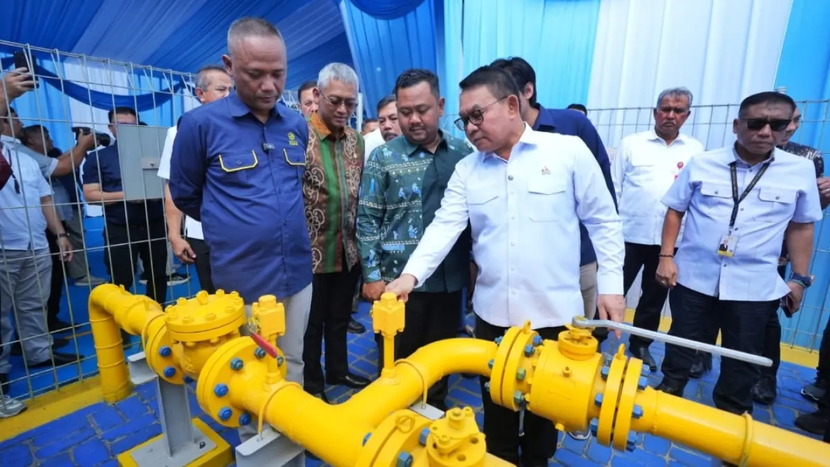 Kunjungan kerja Kepala Staf Kepresidenan Jenderal (Purn.) Prof. Dr. Dudung Abdurachman, S.E., M.M., bersama Direktur Perencanaan dan Pembangunan Infrastruktur Minyak dan Gas Bumi (Migas) Kementerian Energi dan Sumber Daya Mineral (ESDM) Agung Kuswardono serta Direktur Infrastruktur dan Teknologi PGN Hery Murahmanta ke jaringan gas bumi di Gresik dan Sidoarjo, Senin (21/9).
