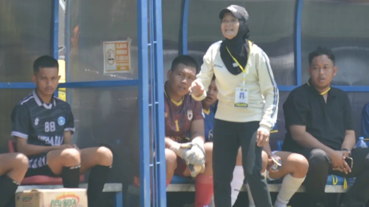 Nurul Huda Hasibuan memberikan instruksi kepada anak latihnya.(Andy Satria/Radar Surabaya)