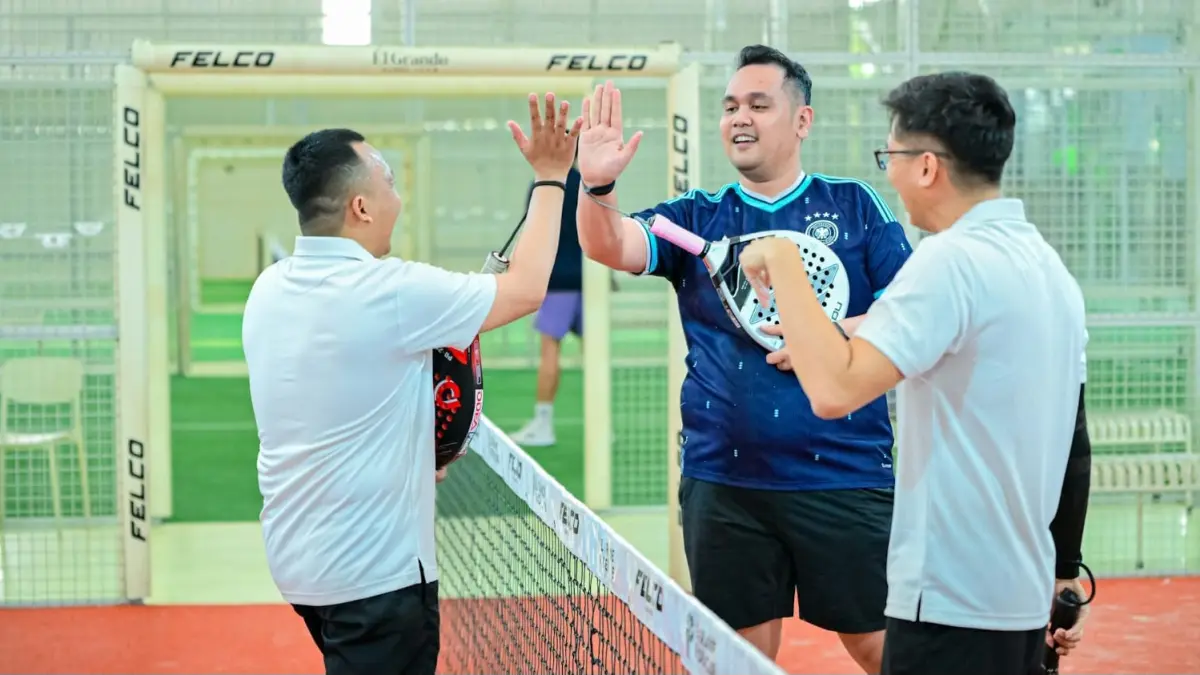 SERU: Fun padel yang digelar Telkomsel dengan mengajak pelanggan setianya, Kamis (17/9).(IST/RADAR SURABAYA)