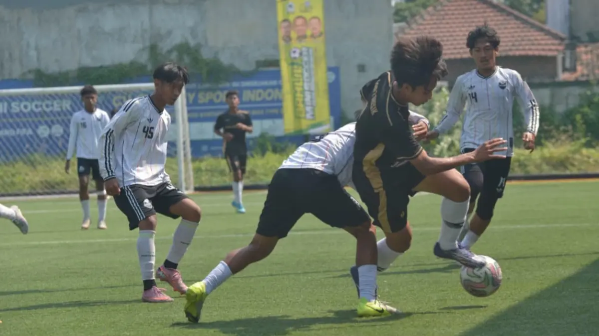 KETAT: Pertandingan SMA Muhammadiyah 10 Surabaya kontra MAN 2 Gresik di Turnamen Bahlil Mini Soccer berlangsung dramatis. (ANDY SATRIA/RADAR SURABAYA)