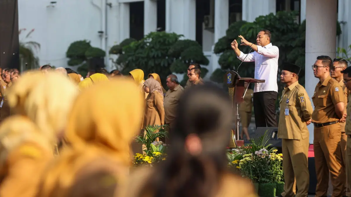 Wali Kota Surabaya Eri Cahyadi memberikan pengarahan kepada ASN di halaman Balai Kota Surabaya. (IST)