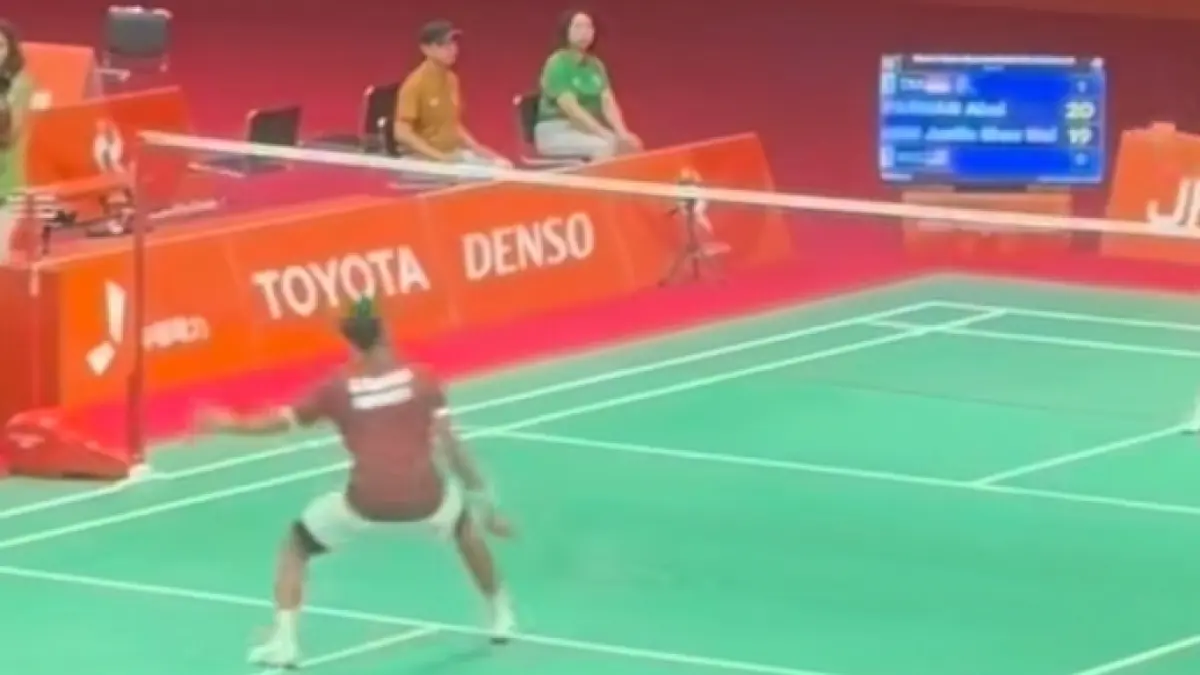 Alwi Farhan (kiri) ketika menghadapi tinggal Malaysia di perempat final.