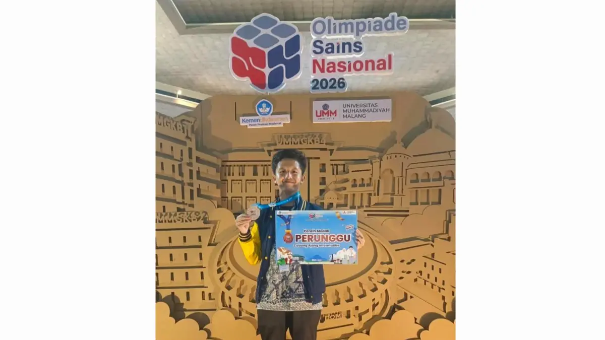 BERPRESTASI: Muhammad Hanif Nazmi Oktana kelas XII-1 Sains Internasional mengangkat trofi juara Olimpiade Sains Nasional tingkat Nasional.(IST/RADAR SURABAYA)