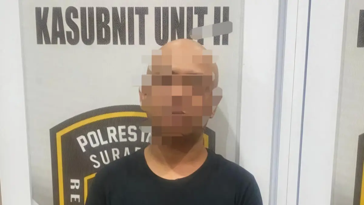 DITANGKAP: Tersangka LE ayah tiri yang tega melakukan kekerasan seksual pada anak tirinya yang masih berusia 16 tahun.(IST/RADAR SURABAYA)