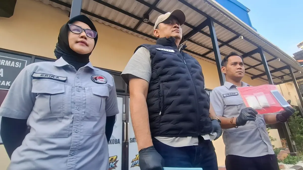 DITUNJUKKAN: Kasatresnarkoba Polres Pelabuhan Tanjung Perak AKP Adik Agus Putrawan menangkap kurir sabu di Jalan Bratang Wetan, Surabaya. Sebanyak 100,72 gram sabu.(GUNTUR IRIANTO/RADAR SURABAYA)