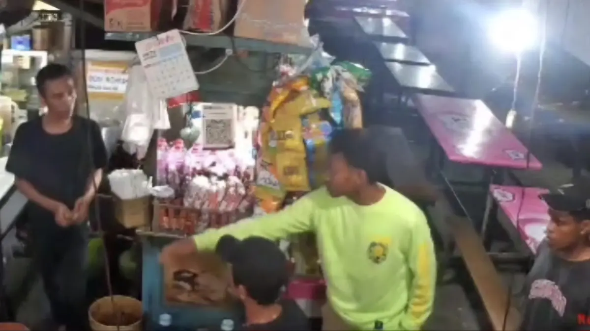 MENGACAU: Tiga pemuda diduga mabuk menyerang warkop di Sentra PKL Jalan HR Muhammad, Surabaya. (IST/RADAR SURABAYA)