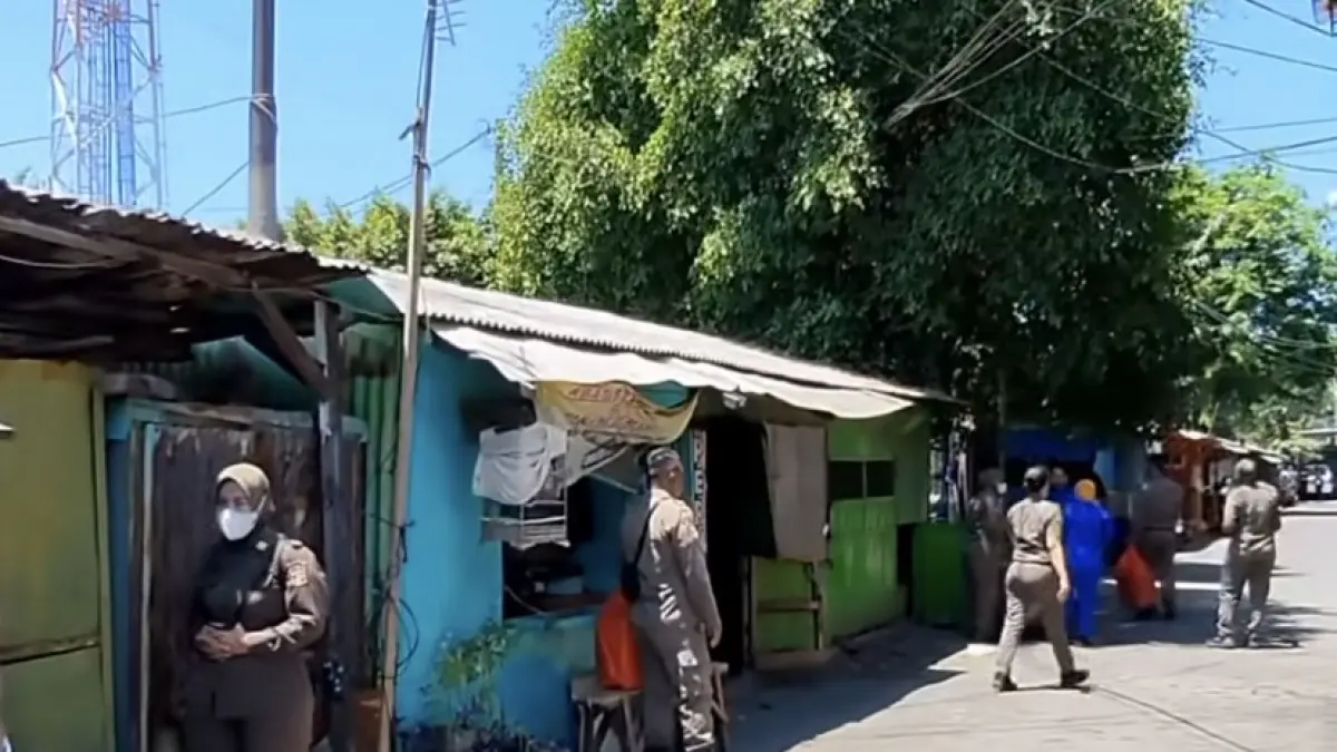 Petugas Satpol PP Surabaya saat membongkar bangli dan lapak di atas saluran di kawasan Bratang. (IST)