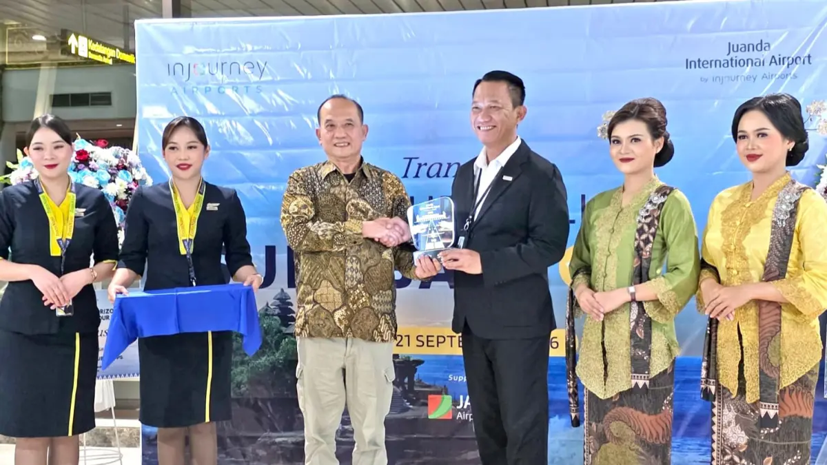 KOMITMEN: Bayu Sutanto (Presiden Direktur TransNusa Aviation Mandiri) memberikan souvenir kepada Laksamana Pertama TNI Muhammad Tohir, General Manager Bandara Internasional Juanda saat acara pembukaan rute baru Surabaya-Bali, di Bandara Juanda, Senin (21/9).(IST/RADAR SURABAYA)