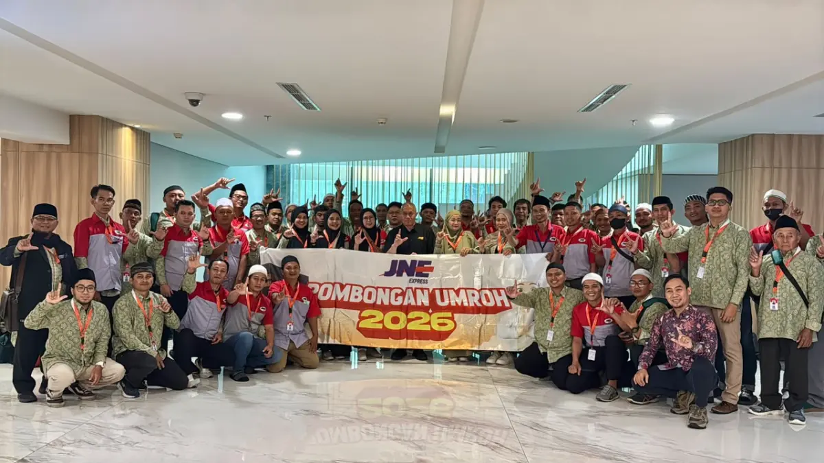 BAHAGIA: Karyawan JNE saat berangkat ibadah Umrah. Sebanyak 1.200 karyawan diberangkatkan JNE ke tanah suci.(IST/RADAR SURABAYA)