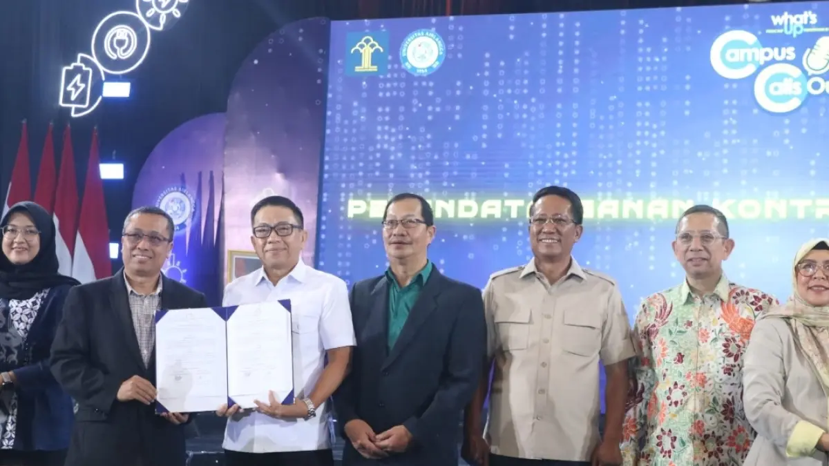 DAPATKAN LISENSI: Rektor Ubaya, Dr. Benny Lianto (tiga dari kiri) menunjukkan lisensi paten teh daun jati, Kamis (17/9).
