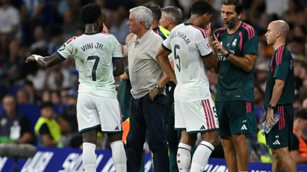 Jose Mourinho kabarnya mulai kehilangan dukungan di ruang ganti pemain. (Sportmole)