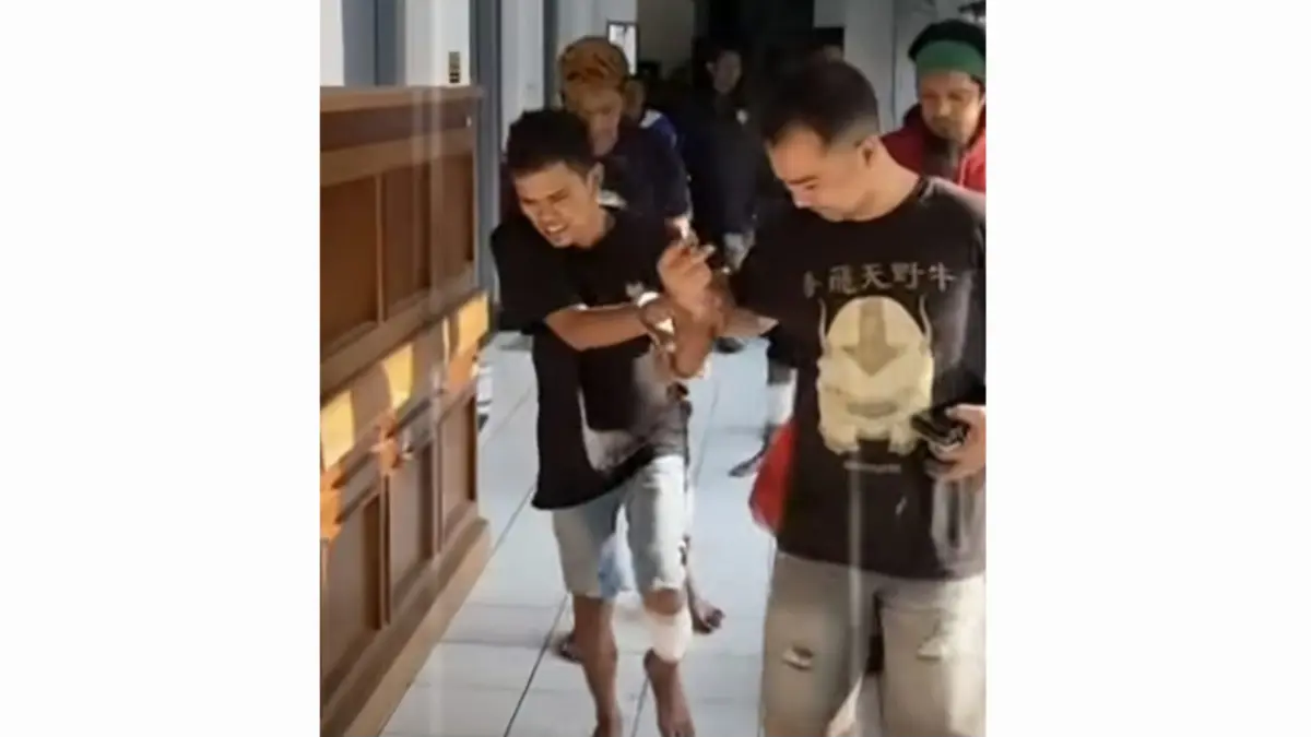 KESAKITAN: Eksekutor dan penadah curanmor (kiri) diamankan Polsek Bubutan. Tiga tersangka ini mengaku sudah beraksi tujuh kali di Surabaya.(IST/RADAR SURABAYA)