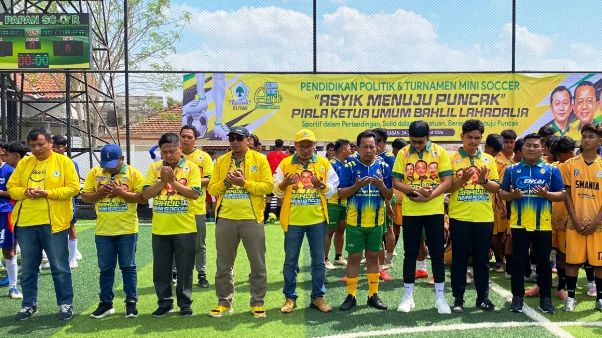 KOMPAK: Ketua Panitia Bahlil Mini Soccer Arif Fathoni (topi kuning), Direktur JPRM Abdul Aziz (empat dari kiri) beserta bersama pengurus DPD Partai Golkar Jatim dan pengurus DPD Partai Golkar se-Madura memanjatkan doa bersama para peserta. (FAHMI JALIL/RADAR MADURA)