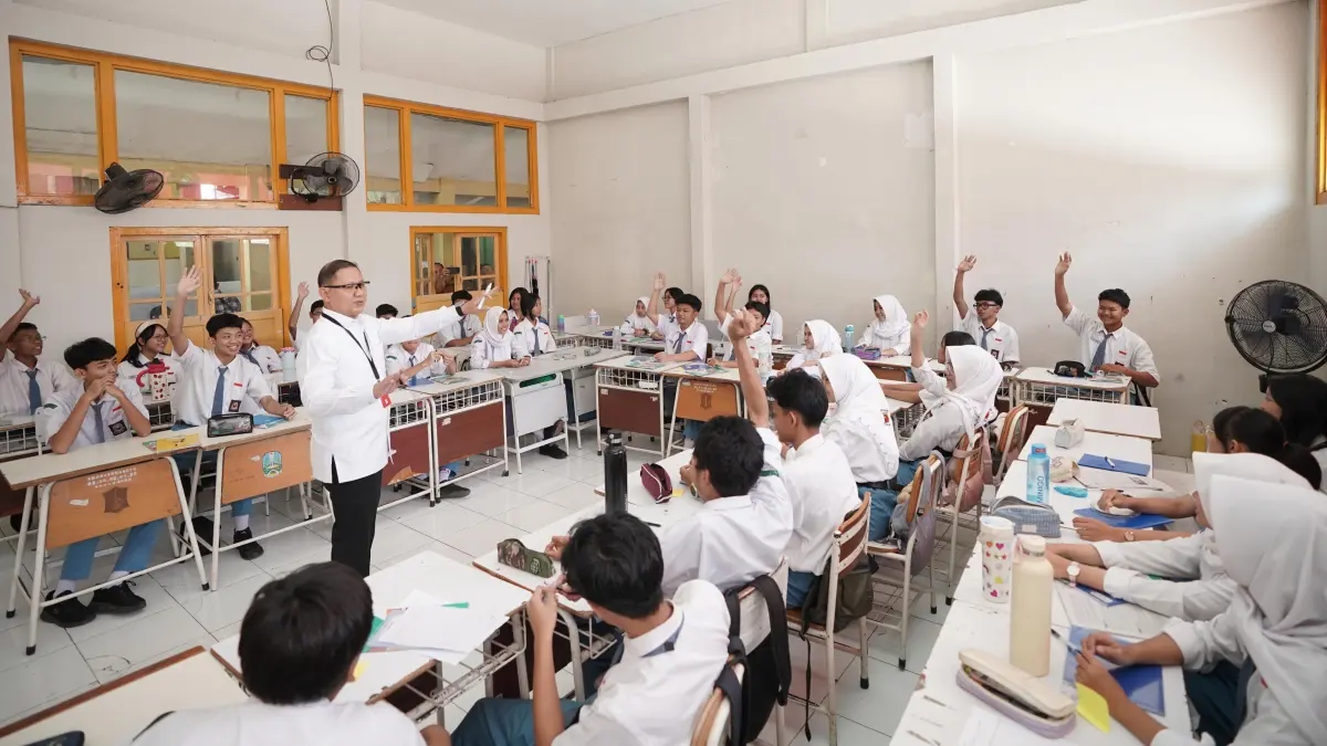 TURUN GUNUNG: Kepala Dindik Jatim Aries Agung Paewai saat menjadi guru sehari di SMAN 4 Surabaya. (IST/RADAR SURABAYA)