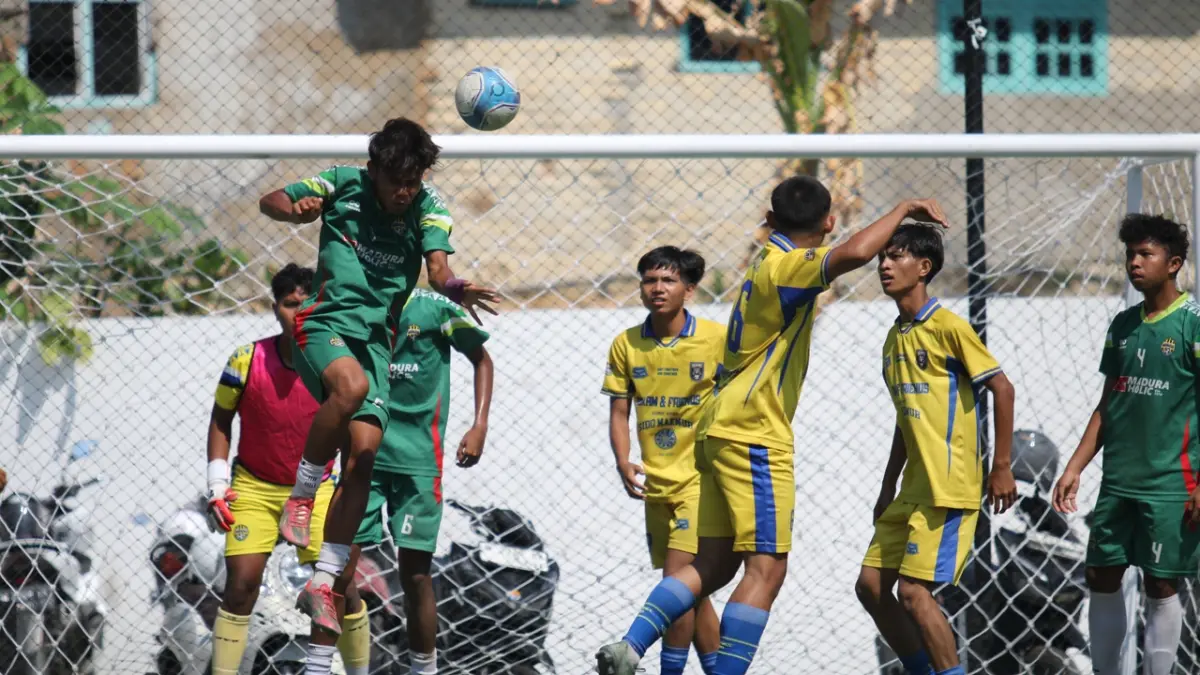 KETAT: Pemain MAN 2 Pamekasan (jersey hijau) menghalau bola atas saat mendapat serangan dari pemain-pemain SMAN 4 Pamekasan di Turnamen Bahlil Mini Soccer Asyik Menuju Puncak Zona 8 Madura di Puri Dewata Mini Soccer Pamekasan, kemarin. (FAHMI JALIL/RADAR MADURA)
