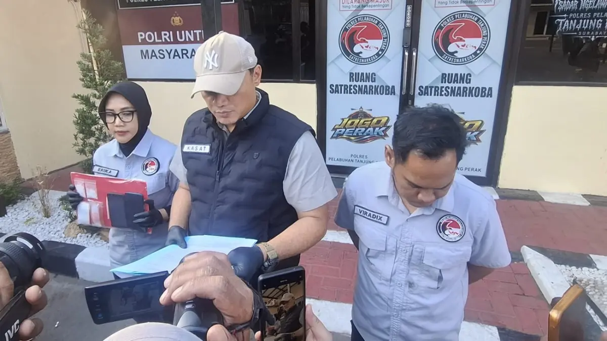 DIAMANKAN: Dua poket sabu yang diamankan Satresnarkoba Polres Pelabuhan Tanjung Perak dari pengedar di Jalan Pacar Keling, Surabaya. (GUNTUR IRIANTO/RADAR SURABAYA)