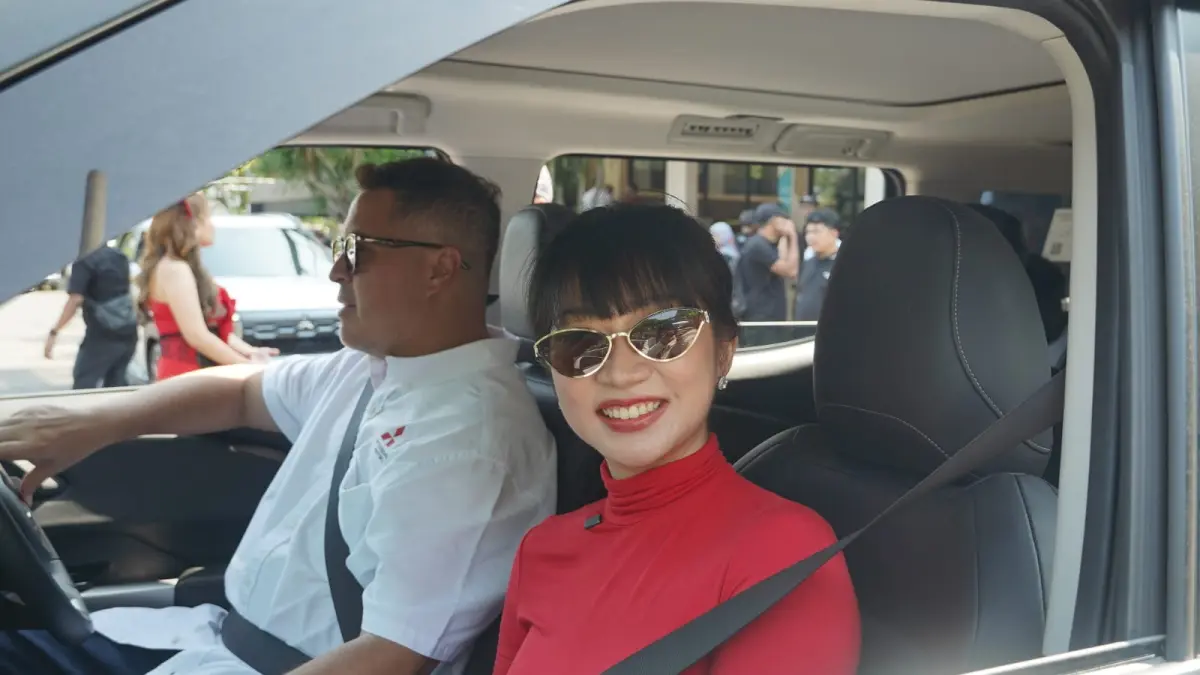 PACU ADRENALIN: Salah seorang influencer, drg Ineke Stefanie Yusuf bersama Pembalap Nasional Rifat Sungkar, turut menjajal performa Mitsubishi Destinator dalam gelaran “Bergerak Bersama Surabaya” di Excelso Ahmad Yani, Surabaya. (PUGUH/JAWA POS FOR RADAR SURABAYA)