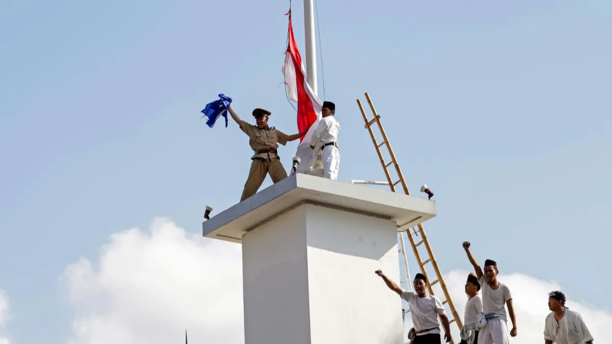 HEROIK: Opera Kolosal yang menjadi refleksi perobekan bendera di Hotel Yamato sekarang menjadi Hotel Majapahit berhasil memukau penonton di Jalan Tunjungan, Surabaya, Sabtu (26/9).(IST/RADAR SURABAYA)
