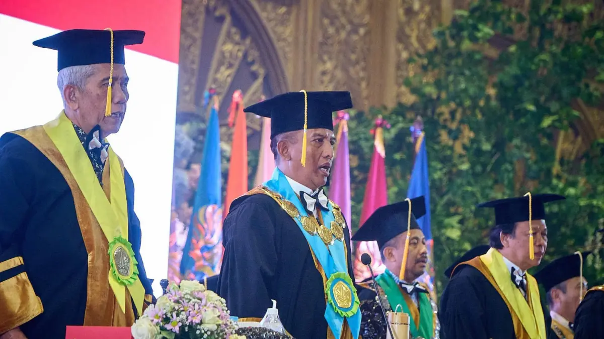 KHIDMAT: Sebanyak 1.517 wisudawan Unesa ke-122 mengikuti prosesi wisuda di Graha Unesa, Lidah Wetan Surabaya, Sabtu (26/9).(RAHMAT SUDRAJAT/RADAR SURABAYA)