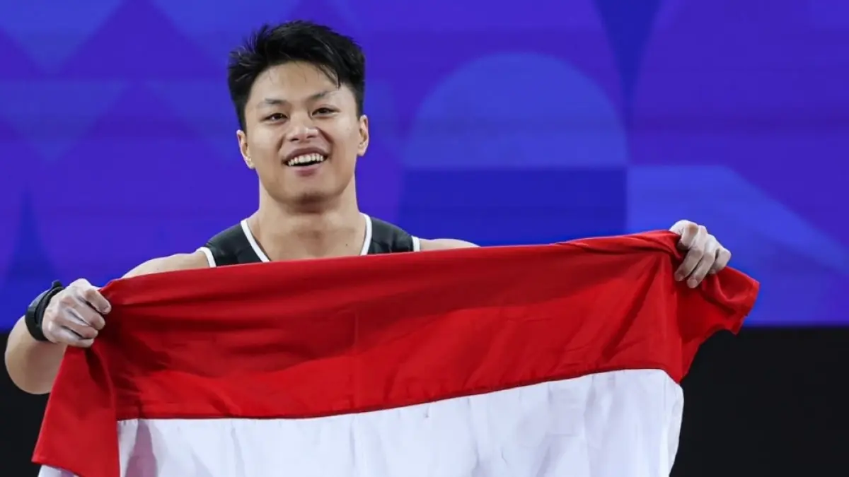 Rahmat Erwin Abdullah raih medali emas dari cabang olahraga angkat besi kelas 75 kg. (Kemenpora)
