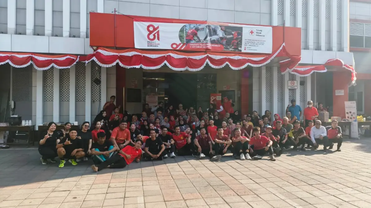 Kebersamaan: Tim Hotel 88 Embong Kenongo dan PMI Surabaya Embong Ploso menikmati kebersamaan usai senam pagi.