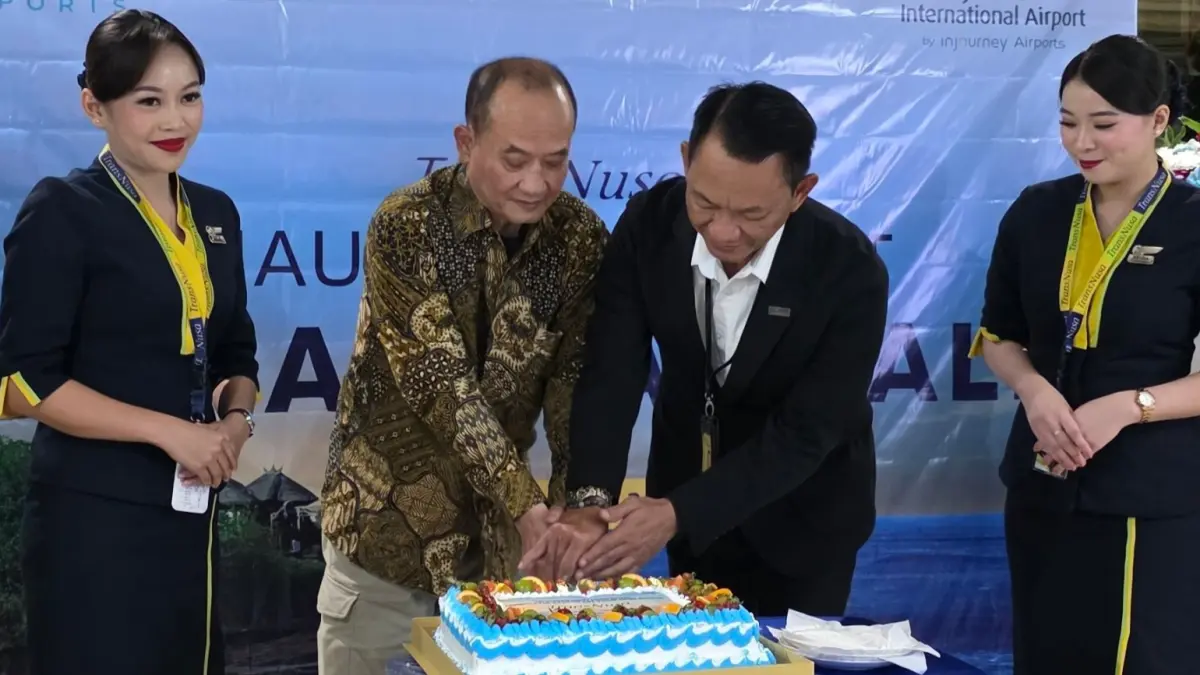 TERBAIK: Bayu Sutanto (Presdir TransNusa Aviation Mandiri, dua dari kiri) bersama Laksamana Pertama TNI Muhammad Tohir, General Manager Bandara Internasional Juanda melakukan pemotongan kue dalam rangka menandai penerbangan TransNusa rute Surabaya-Bali.(IST/RADAR SURABAYA)