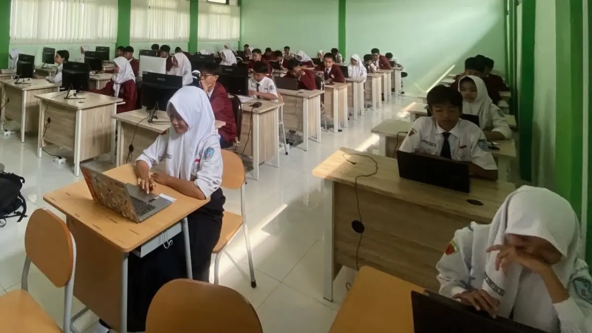ASAH KEMAMPUAN: Siswa mengikuti simulasi Tes Kemampuan Akademik (TKA) melalui perangkat digital dalam Try Out TKA Massal Penerbit Erlangga. Ini menjadi ruang bagi siswa untuk mengasah kemampuan akademik sekaligus membiasakan diri dengan mekanisme tes berbasis digital.(IST/RADAR SURABAYA)