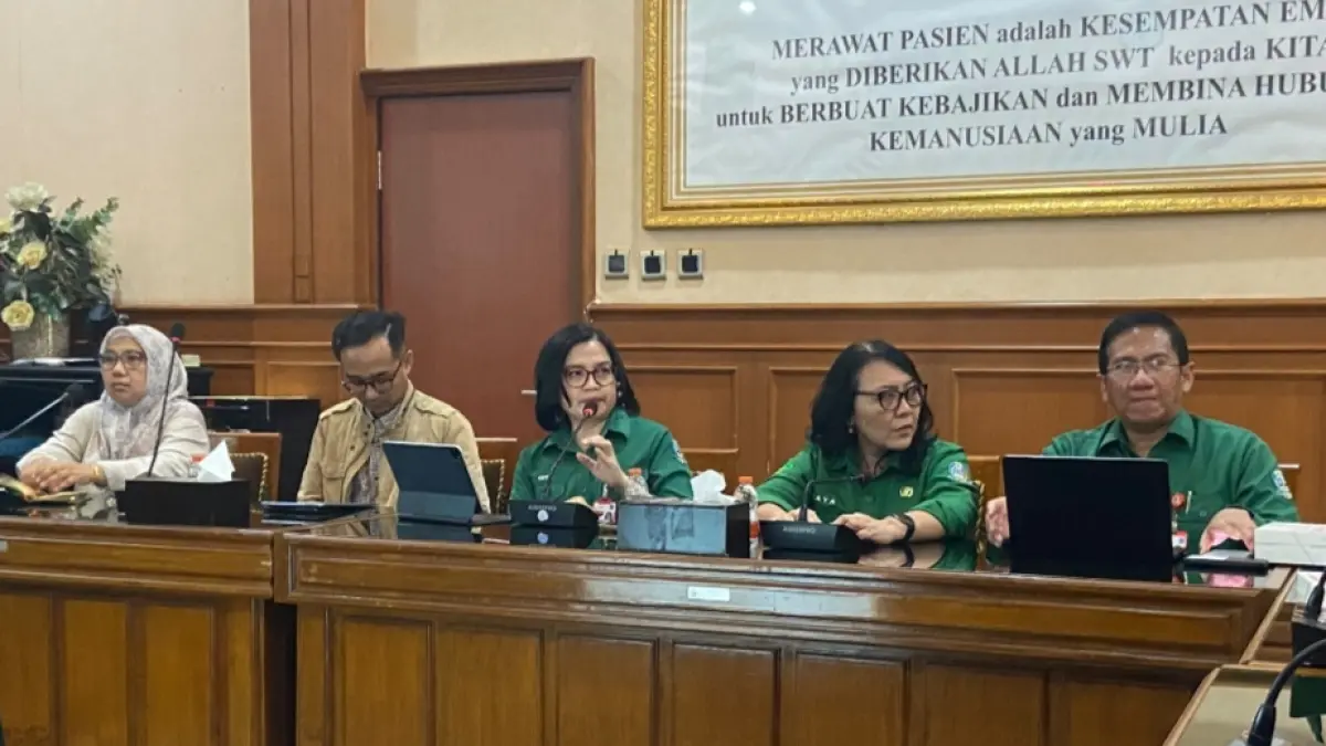 Direktur RSUD Dr. Soetomo, Prof. Dr. Cita Rosita Sigit Prakoeswa, dr., Sp.DVE., Subsp.DAI., FINSDV., FAADV (tengah) saat gelar konferensi pers, Selasa (29/9). (Dimas Mahendra)