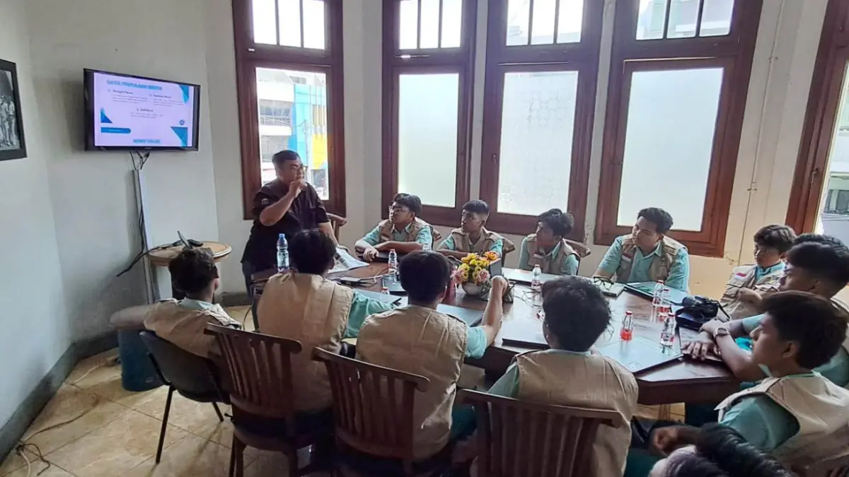 ENJOY: Sebanyak 12 siswa putra SMA Progresif Bumi Shalawat Sidoarjo mengikuti pelatihan jurnalistik di kantor Radar Surabaya, Jalan Kembang Jepun, Surabaya, Selasa (29/9/2026).
