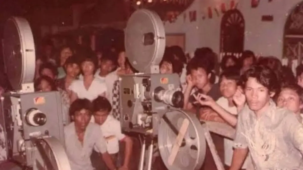 Pemutaran film layar tancap atau bioskop keliling era 1980-an. (IST)