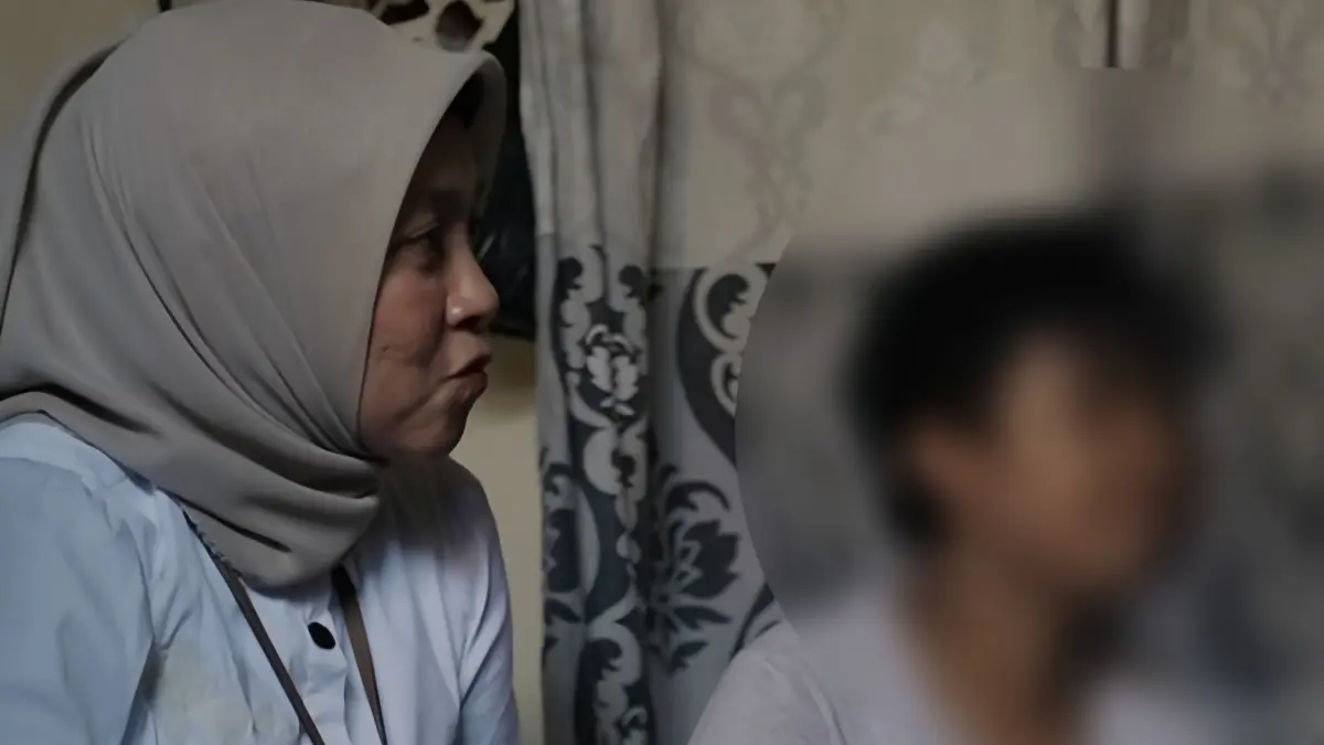 TERPAKSA: DP3APPKB Surabaya saat mengunjungi anak yang diduga disuruh mengamen oleh sang ibu.(IST/RADAR SURABAYA)