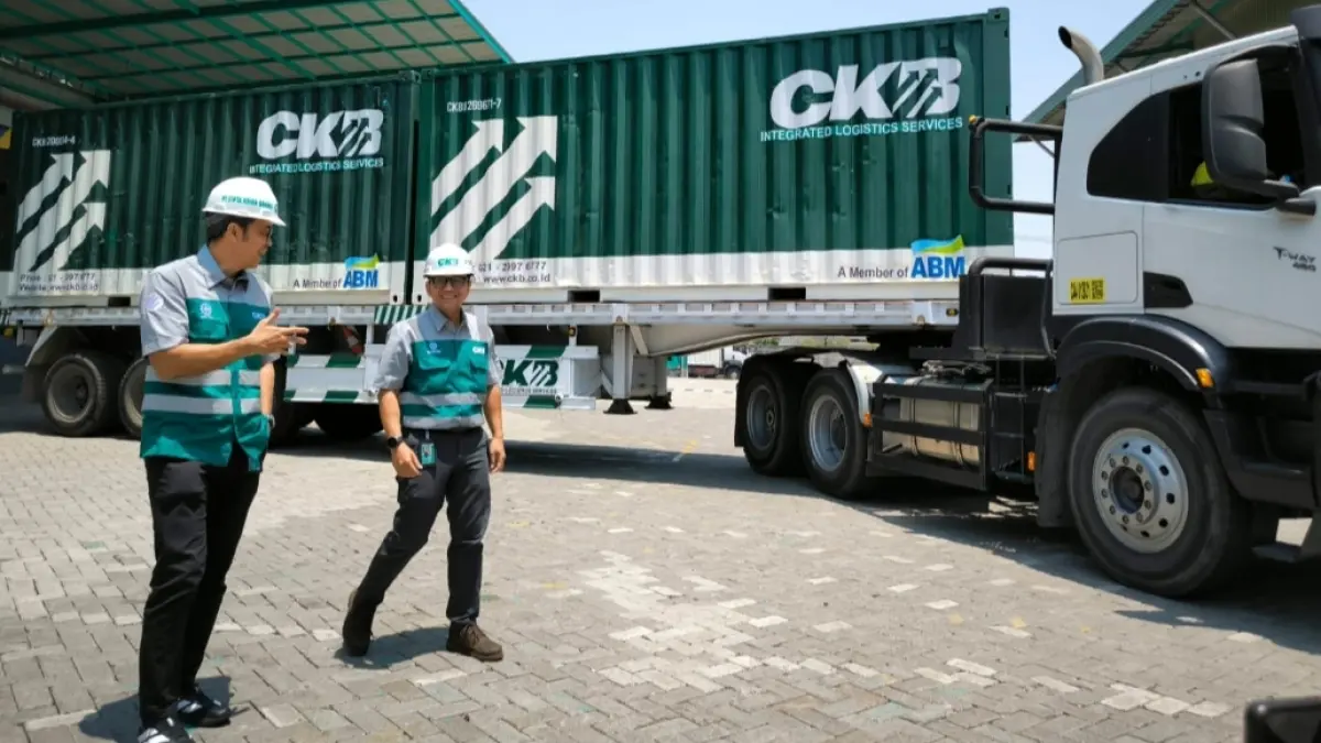 Optimis Tumbuh: Iman Sjafei (kiri) menjelaskan sebagai hub, Surabaya memiliki peran sangat strategis dalam industri logistik untuk mensupply kebutuhan barang dalam pembangunan industri pertambangan dan hilirisasi di Indonesia Timur. Tahun ini industri logistik diperkirakan tetap bertumbuh ditengah tekanan ekonomi global. (M. Afiq Firdaus/Radar Surabaya)