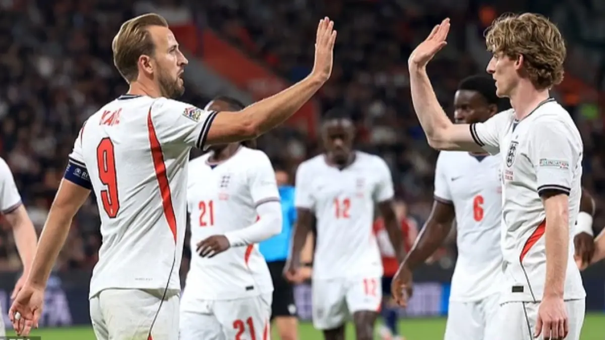 Harry Kane dan Anthony Gordon (kanan) cetak gol kemenangan Inggris. (Dailymail)