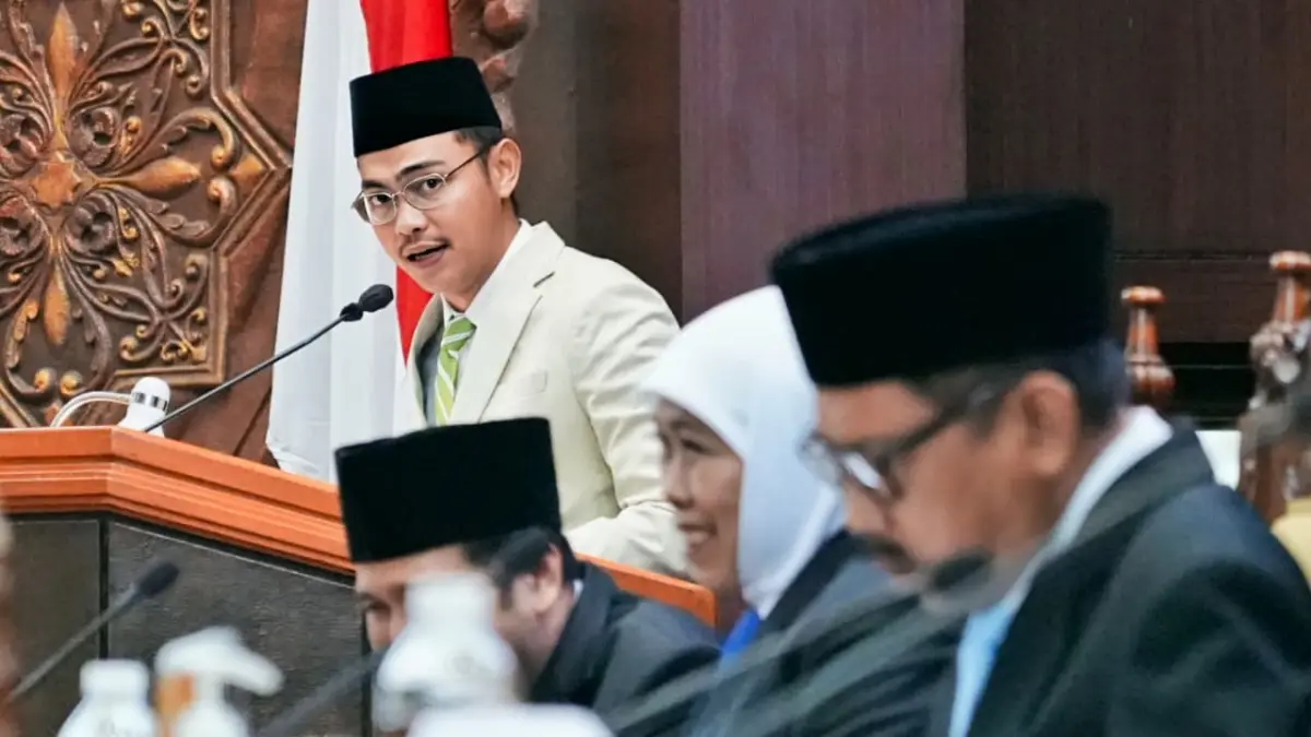 Jubir Komisi B DPRD Jatim Ibnu Alfandy Yusuf menyampaikan pendapat fraksi. (IST)