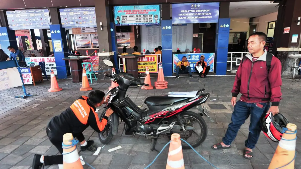 KERINGANAN: Masyarakat Surabaya memanfaatkan kebijakan pembebasan pajak daerah yang diberikan Pemprov Jatim (Andi Satria/Radar Surabaya)