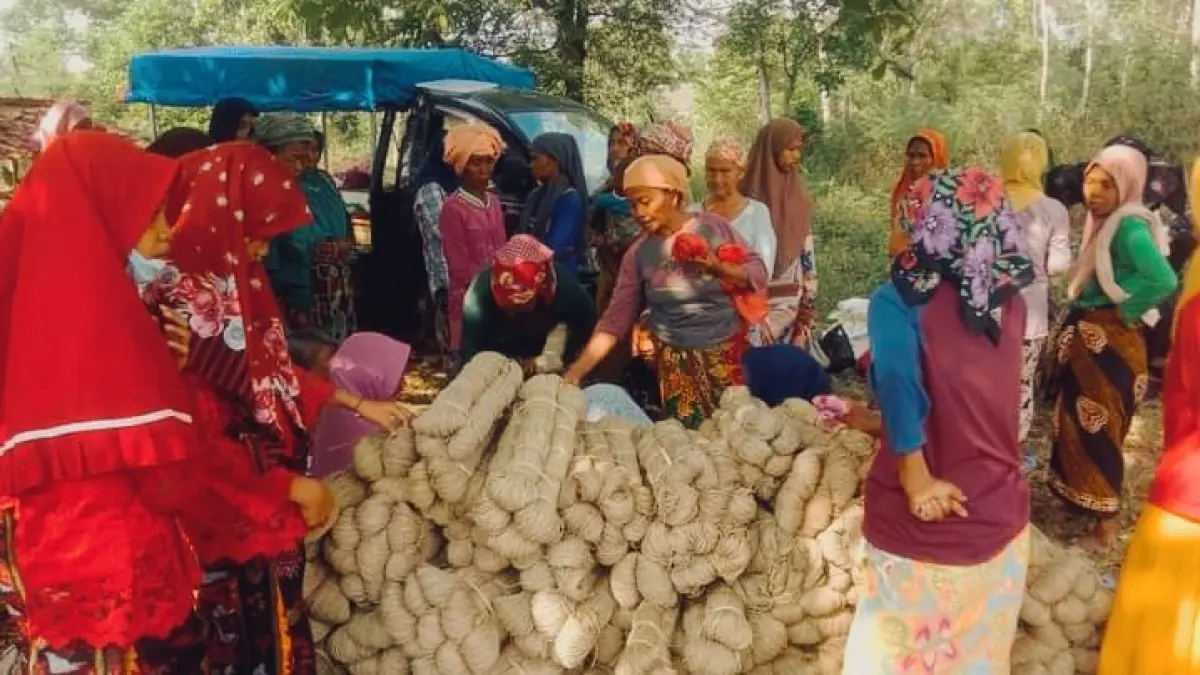 KREATIF: Perajin melakukan setoran tali agel di pasar tradisional Kokop.