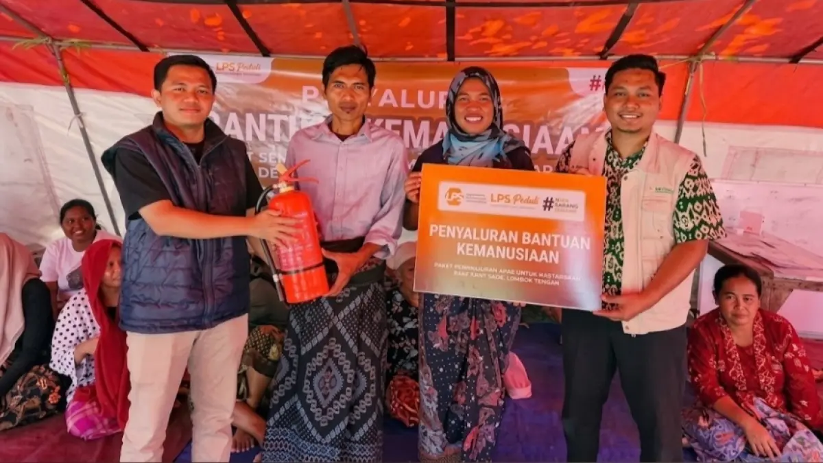 LPS menyalurkan 125 paket sembako dan 20 APAR untuk warga terdampak kebakaran Desa Adat Sade, Lombok Tengah, melalui program LPS Peduli. (LPS)