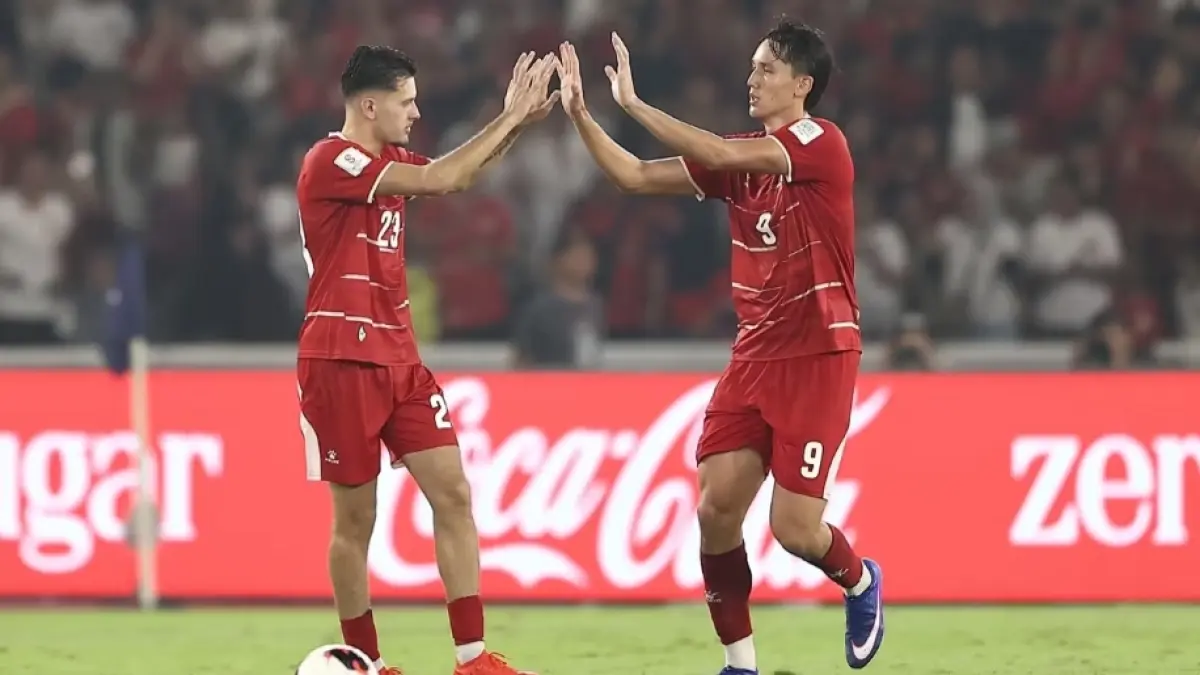 Selebrasi Mitchell Baker (kanan) dan Justin Hubner usai cetak gol. (FIFA)