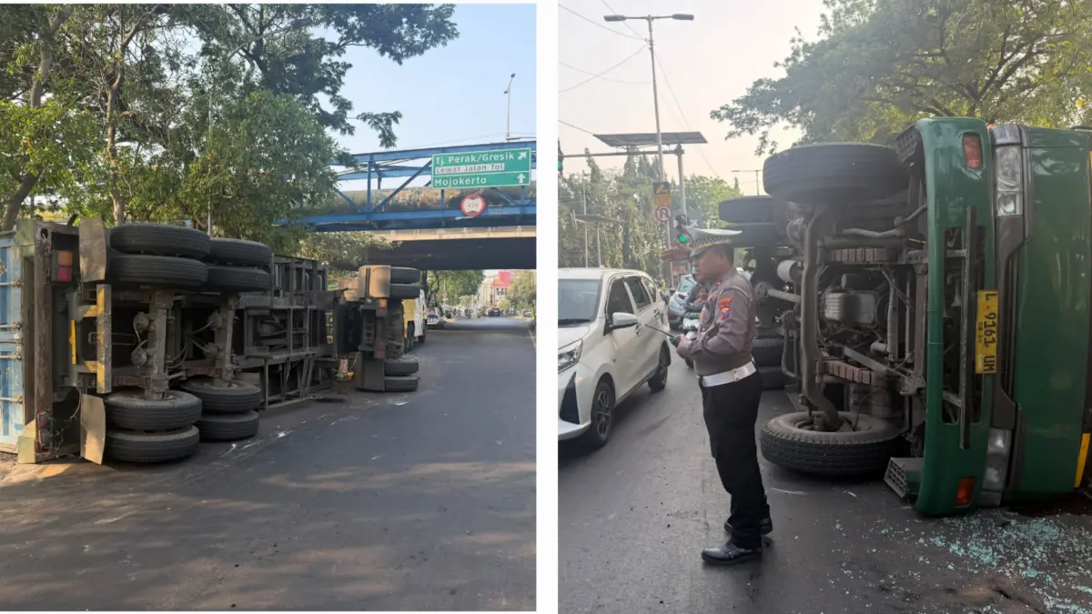 TUTUP JALAN: Truk kontainer bermuatan bungkil sawit yang terguling di Exit Tol Gunungsari Surabaya. (IST/RADAR SURABAYA)